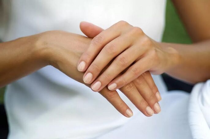 Ragazza che nasconde la psoriasi